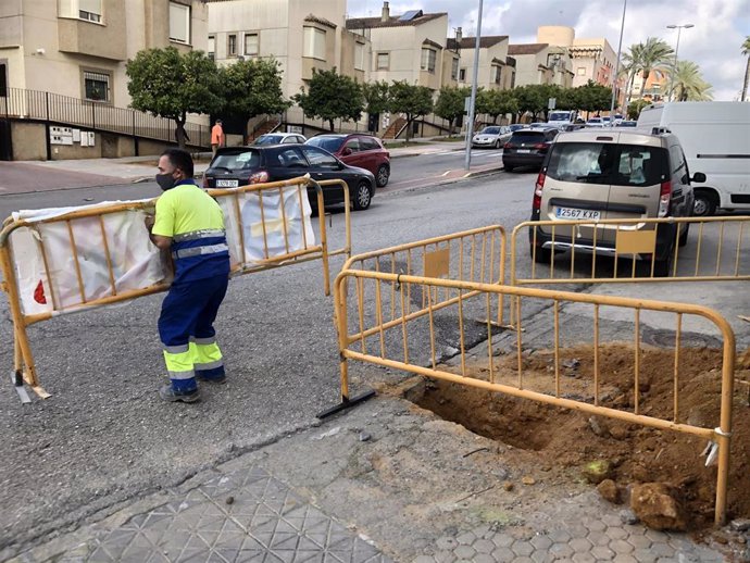 El proyecto, coordinado entre el Ayuntamiento de Alcalá de Guadaíra y Emasesa, contempla desde la renovación de las redes de saneamiento, a la reurbanización de la zona con nuevos acerados, pavimentación, entre otras.