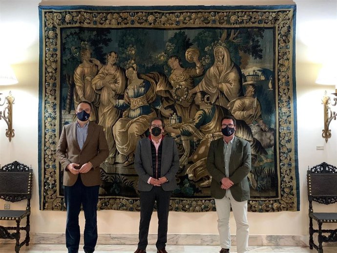 El alcalde de Lebrija, Pepe Barroso; el delegado de Cultura, Patrimonio y Turismo, Pepe Martínez, y el presidente de la Fundación Cajasol, Antonio Pulido