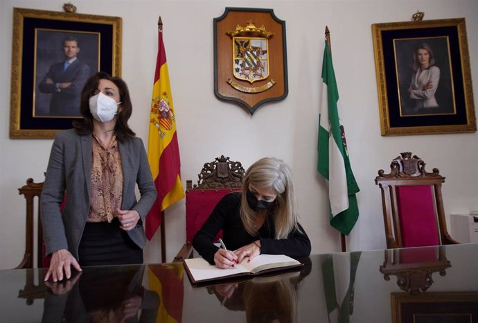 Patricia del Pozo firma en el Libro de Honor del Ayuntamiento de Priego de Córdoba en presencia de María Luisa Ceballos.