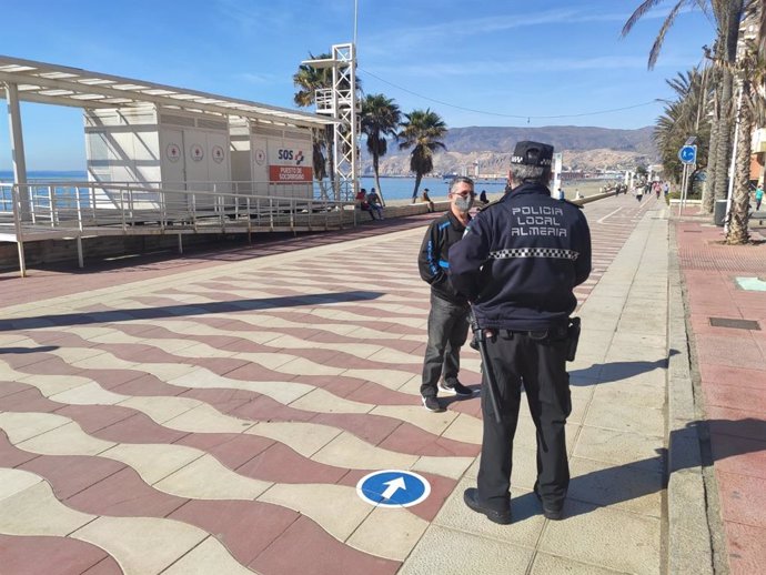 Control en el Paseo Marítimo de Almería