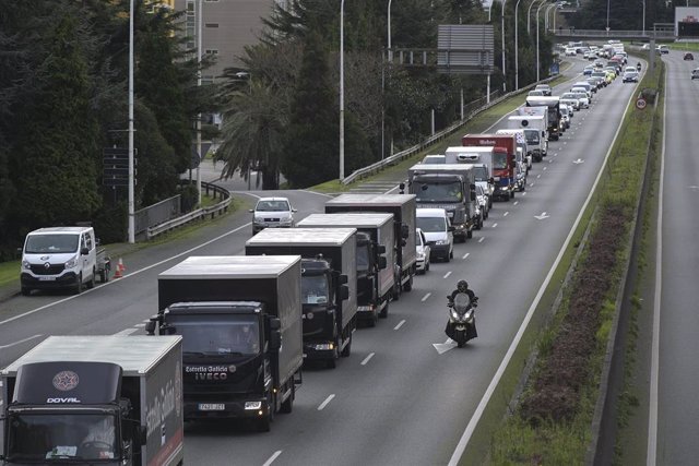 Varios vehículos participan en una caravana de protesta convocada por el sector hostelero en A Coruña. 