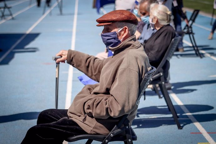 28 September 2021, Chile, Concepcion: Elderly people wait to receive the Sinovac Coronavirus vaccine on the first day of mass vaccination, at a vaccination centre mounted at the Ester Roa stadium. Photo: Camilo Castro/Agencia Uno/dpa