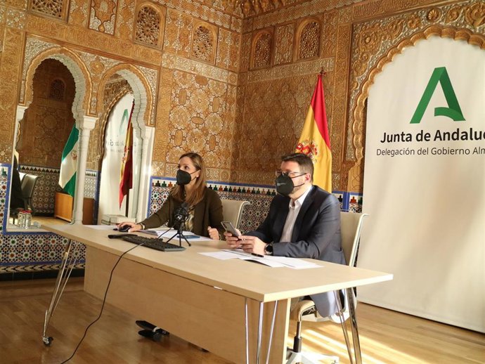 La delegada de la Junta en Almería se reúne con comerciantes