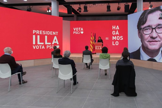 La vicepresidenta cuarta del Gobierno y ministra para la Transición Ecológica y el Reto Demográfico, Teresa Ribera, en un acto de campaña con el candidato del PSC a las elecciones catalanas, Salvador Illa.