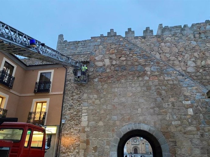 Intervención por un leve desprendimiento en la muralla de Ávila.