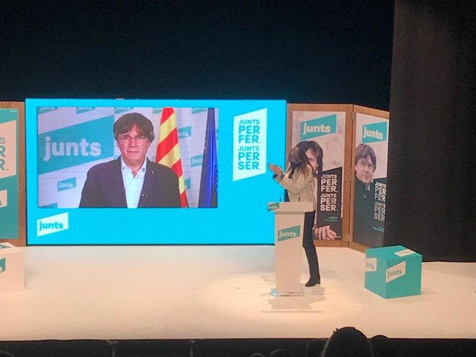 El expresidente de la Generalitat Carles Puigdemont con la candidata de Junts a la presidencia de la Generalitat, Laura Borrs
