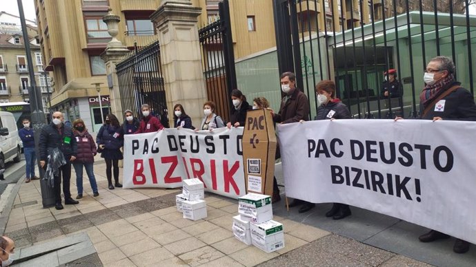 Sindicatos entregan 18.000 firmas en el Parlamento vasco contra el cierre nocturno del PAC de Deusto