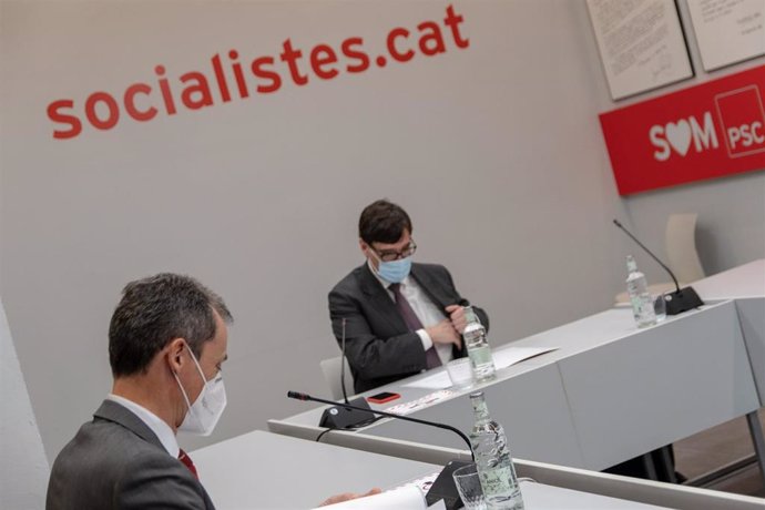 El candidato socialista a las elecciones catalanas, Salvador Illa, y el ministro de Ciencia e Innovación, Pedro Duque.