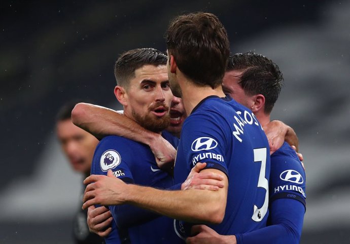 04 February 2021, United Kingdom, London: Chelsea's Jorginho celebrates scoring his side's first goal with teammates during the English Premier League soccer match between Tottenham Hotspur and Chelsea at the Tottenham Hotspur Stadium. Photo: Clive Rose