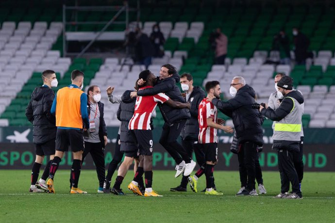 Inaki Williams of Athletic Club and Marcelino Garcia Toral, head coach of Bilbao, during the Copa del Rey Quarter-Final match between Real Betis and Athletic Club at Benito Villamarin Stadium on February 04, 2021 in Sevilla, Spain.