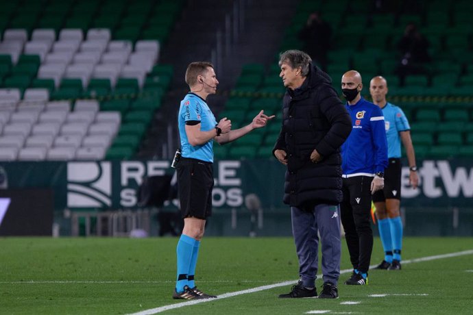 Manuel Pellegrini, coach of Real Betis, and Hernandez Hernandez, referee, during the Copa del Rey Quarter-Final match between Real Betis and Athletic Club at Benito Villamarin Stadium on February 04, 2021 in Sevilla, Spain.