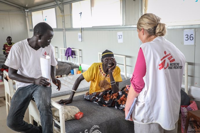 Nyandeng, víctima de mordedura de serpiente, en el hospital de MSF en Agok (Sudán del Sur)