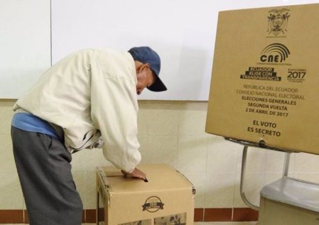 Imagen de archivo de un ecuatoriano votando.