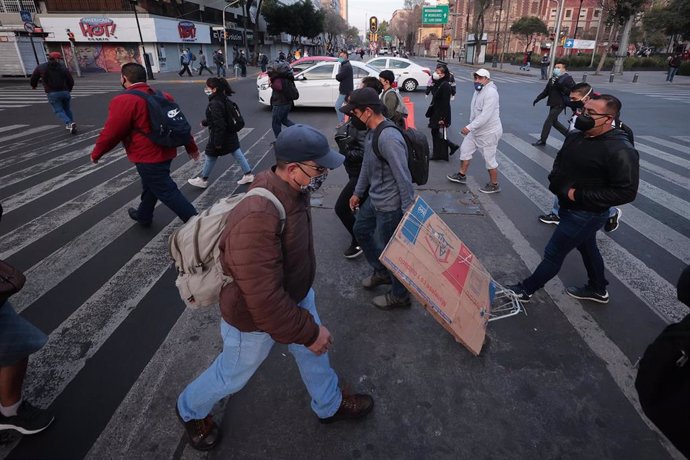 Ciudadanos caminan por las calles de Ciudad de México.