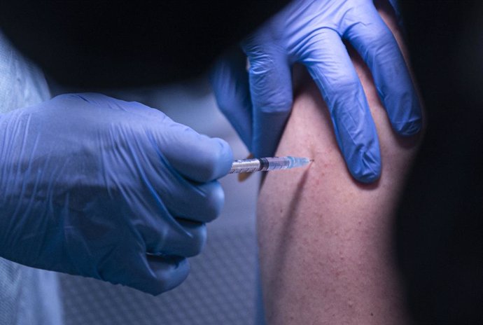 Un sanitario recibe la primera dosis de la vacuna de Pfizer contra la Covid-19 en el Hospital Fátima. En Sevilla (Andalucía, España), a 04 de febrero de 2021.