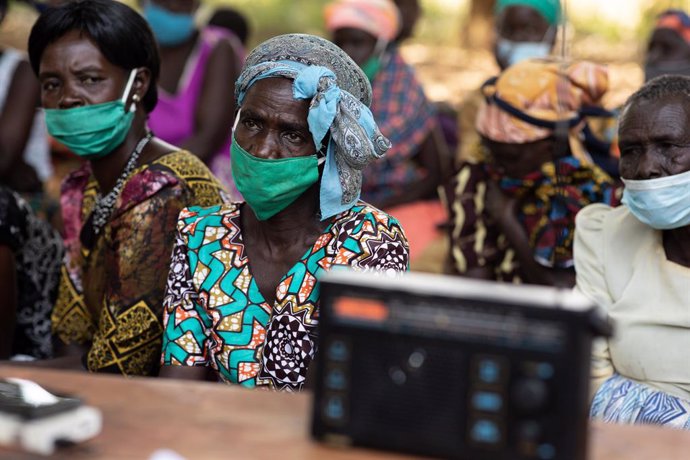 Residentes en Gulu, Uganda, escuchan por radio el juicio a Ongwen.