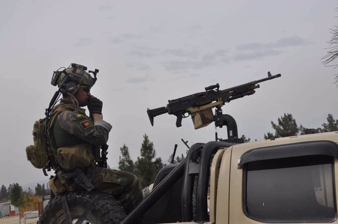Un militar del Ejército afgano desplegado con su ametralladora en una patrulla