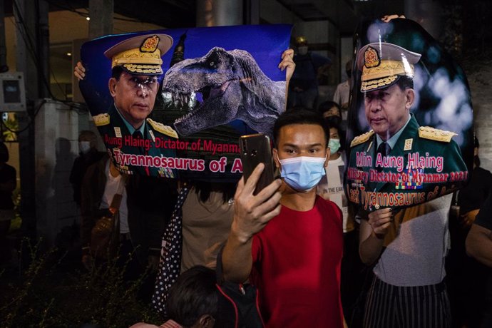 Protestas en Bangkok por el golpe de estado en Birmania.