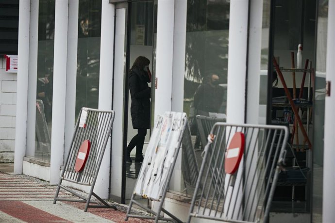 Una mujer acude al Recinto ferial de Navarra (REFENA), Pamplona.
