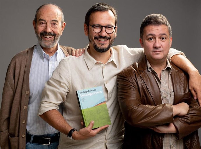 El actor Miguel Rellán, el director teatral David Serrano y el actor Secun de la Rosa durante la promoción de 'Los asquerosos', basada en la novela homónima de Santiago Lorenzo.