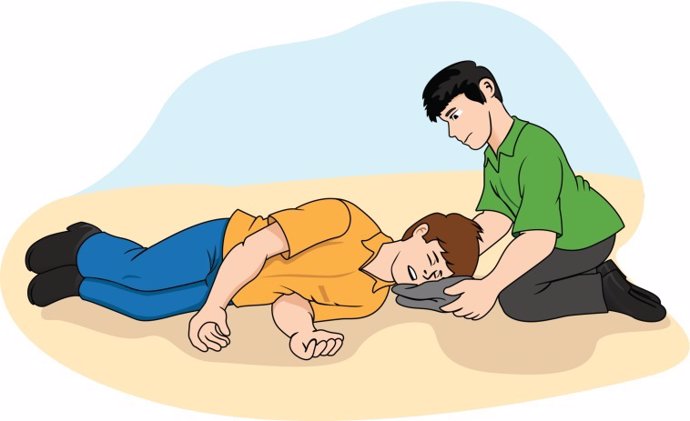Cuando una persona sufre una ataque de epilepsia y está inconsciente, lo mejor es tumbarla sobre el suelo y sujetar su cabeza.