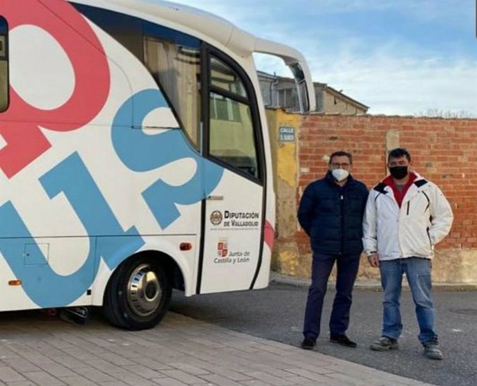 Francisco Ferreira (izquierda) posa junto al alcalde de Villavaquerín con un bibliobús.