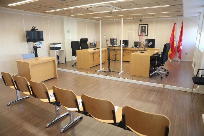 Mamparas en una de las salas de los nuevos juzgados y la fiscalía.