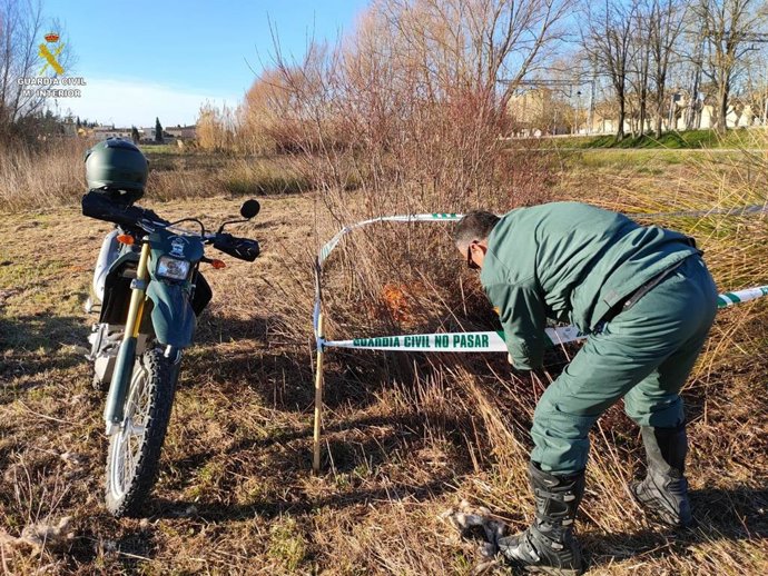 Agente de la Guardia Civil sellando los pozos peligrosos