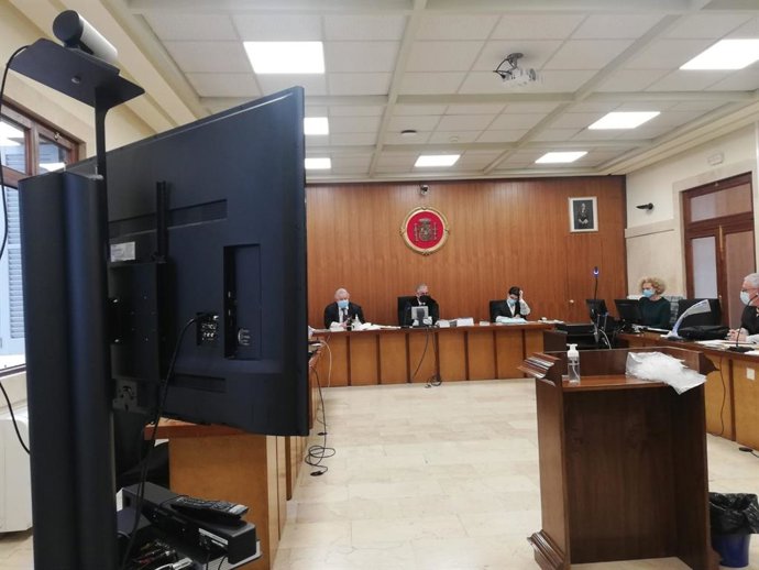 El acusado de encerrar y agredir a su expareja en Palma ha comparecido por videoconferencia en la Audiencia Provincial.