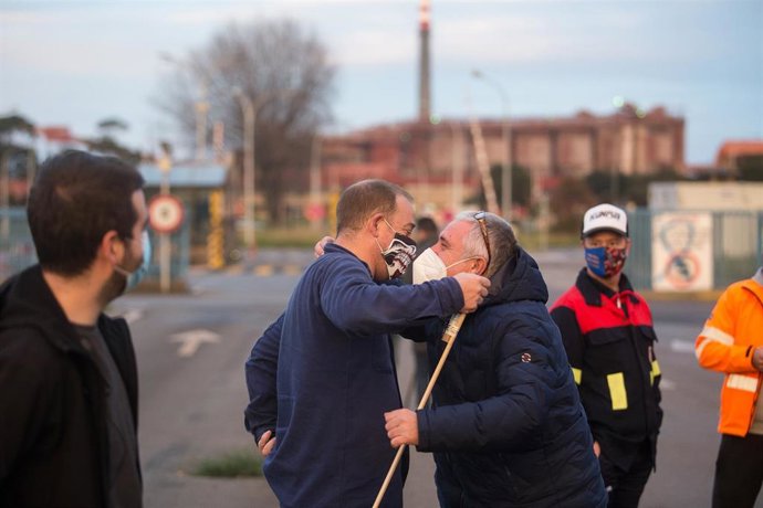 El presidente del Comité de Empresa de Alcoa San Cibrao, José Antonio Zan, abraza a un trabajador jubilado tras conocer la anulación del TSXG del ERE de la empresa, en Cervo, A Mariña, Lugo, Galicia (España), a 17 de diciembre de 2020. La Sala de lo Soc