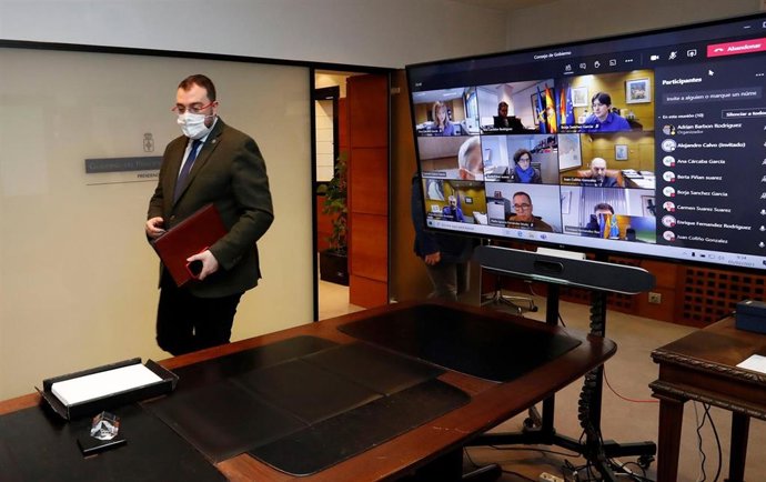El presidente del Principado, Adrián Barbón, llega a la reunión telemática del Consejo de Gobierno.