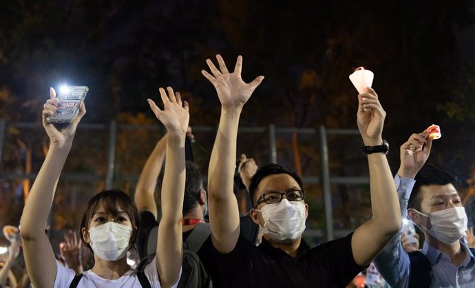 Manifestantes en el parque Victoria de Hong Kong en una vigilia por las víctimas de la masacre de Tiananmen