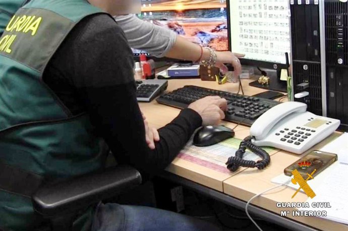 Rdo. Nota De Prensa Guardia Civil (Detenida Por Presunta Estafa En La Venta De Un Coche Clásico Por Internet)