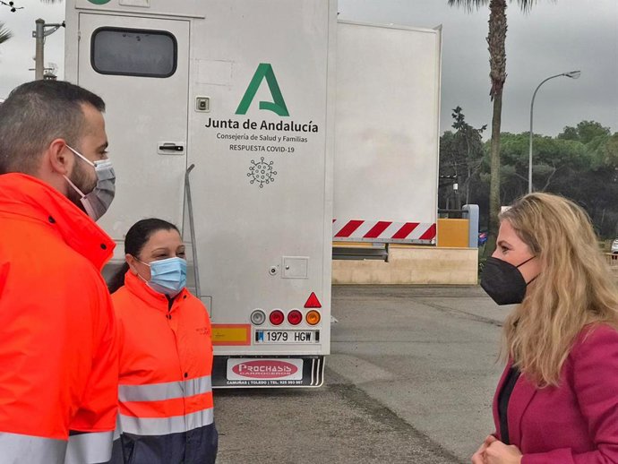 Mestre en la unidad móvil de cribados en Rota