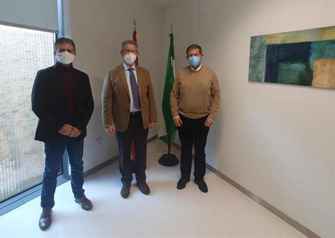 (Desde Izda.) Sánchez, Con Santos Urbaneja Y Moñiz.