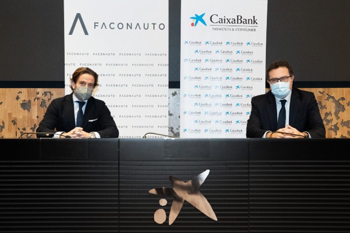 El presidente de Faconauto, Gerardo Pérez, y Xavier Oms, director de movilidad y vendors de CaixaBank Payments & Consumer, durante la firma del nuevo compromiso.