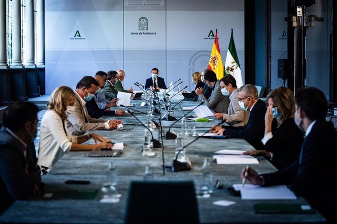 Reunión del presidente de la Junta de Andalucía, Juanma Moreno, con el comité de expertos para la pandemia del coronavirus (Foto de archivo).
