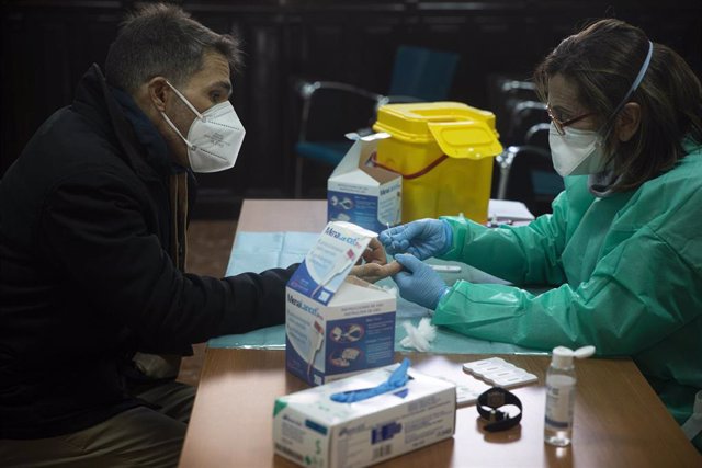 Comienzo de los test de cribado de la Covid-19 al personal docente en la educación antes del retorno a la actividad laboral. En la imagen, profesores se realizan dicha prueba en las instalaciones del Hospital Militar de Sevilla,, a 04 de enero de 2021.