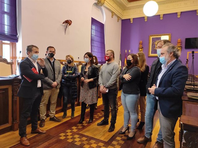 El alcalde de Jaén, Julio Millán, con los concejales del PSOE tras la rueda de prensa tras descartarse Jaén en el Plan Colce