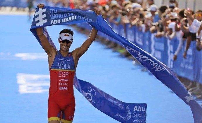 El triatleta español Mario Mola celebra un triunfo en las Series Mundiales de 2019