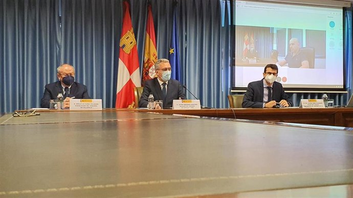 Izquierdo, en el centro, junto al subdelegado del gobierno (a su derecha) y el secretario general.