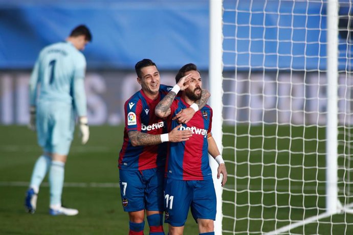 Morales celebra un gol con el Levante