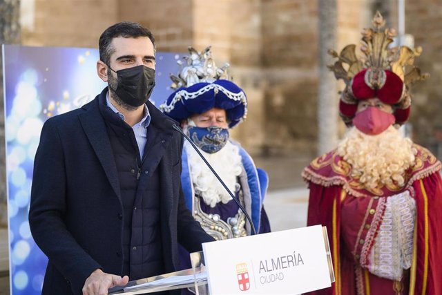 El alcalde de Almería durante la presentación de la app para contactar con los Reyes Magos en la Navidad de 2020