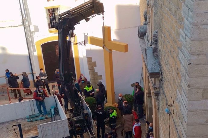 La cruz de Aguilar durante su retirada, en una imagen de archivo.