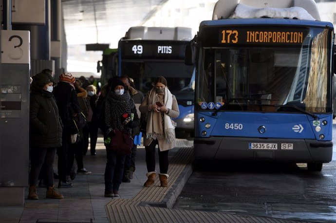 Colas de gente esperando el autobús en Madrid.