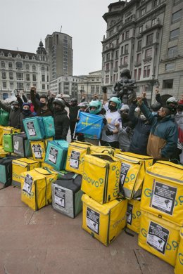 Varios repartidores acumulan sus mochilas tras haber participado en una pitada en sus vehículos, convocados por Repartidores Unidos y APRA en Oviedo, Asturias (España), a 4 de febrero de 2021. La concentración, que se repite en diez ciudades españolas, 