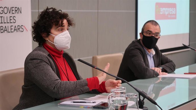 El Vicepresidente Y Conseller De Transición Energética Y Sectores Productivos, Juan Pedro Yllanes, Y La Directora Gerente Del IDI, Mariona Luis, En La Sede De La Conselleria.