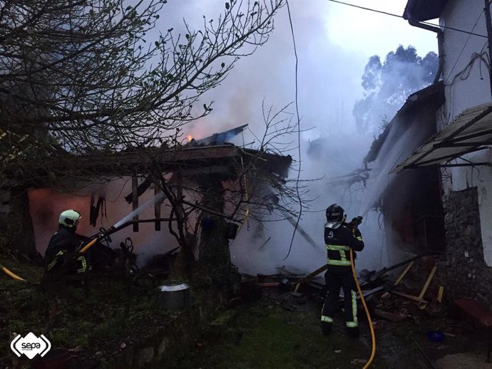 Incendio en un hórreo de Carda, en Villaviciosa
