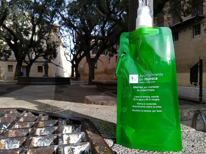 Huesca comenzará el lunes con el reparto de más de 2.000 botellas para la limpieza de orines de los animales.
