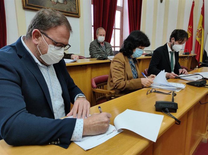 El alcalde de Mérida, Antonio Rodríguez osuna, firma la adquisición de los terrenos del solar del antiguo cuartel Hernán Cortés, en el salón de plenos del ayuntamiento.